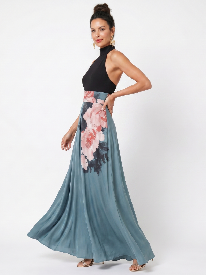 Figurschmeichelndes Damen Maxikleid mit floralem Muster und elegantem Halterneck-Schnitt.