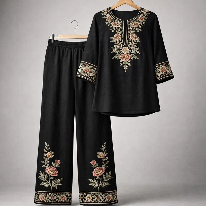 Weite Hose aus dem Damen Zweiteiler Set. Komfortable Eleganz mit Blumenmuster, ideal für entspannte Sommertage.