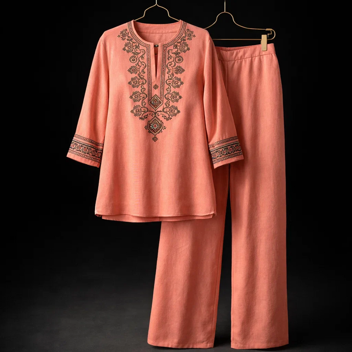 Komfortabler Damen Blumen Zweiteiler. Fließende Bluse & weite Hose mit elegantem Blumenprint für Frühling und Sommer.