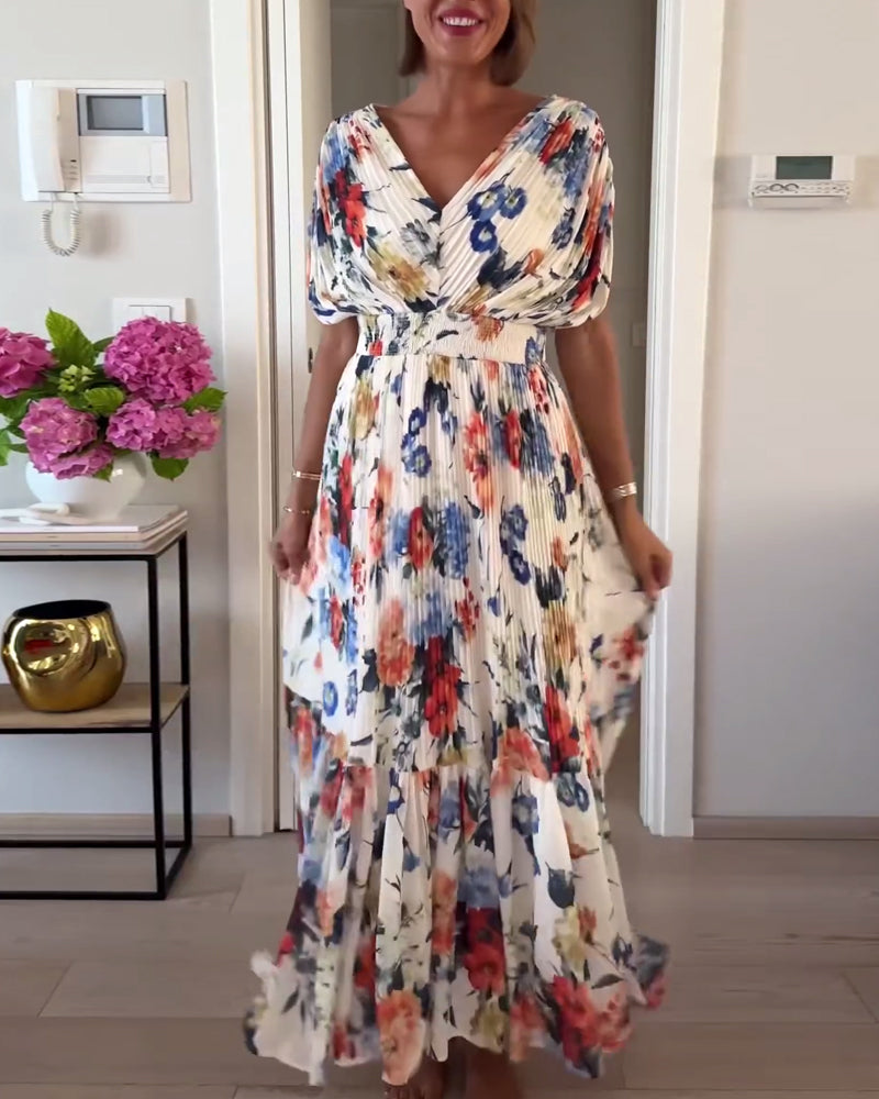 Wunderschönes Sommerkleid für Damen mit lebhaftem Blumenmuster. Ein vielseitiges Freizeitkleid im Sale.