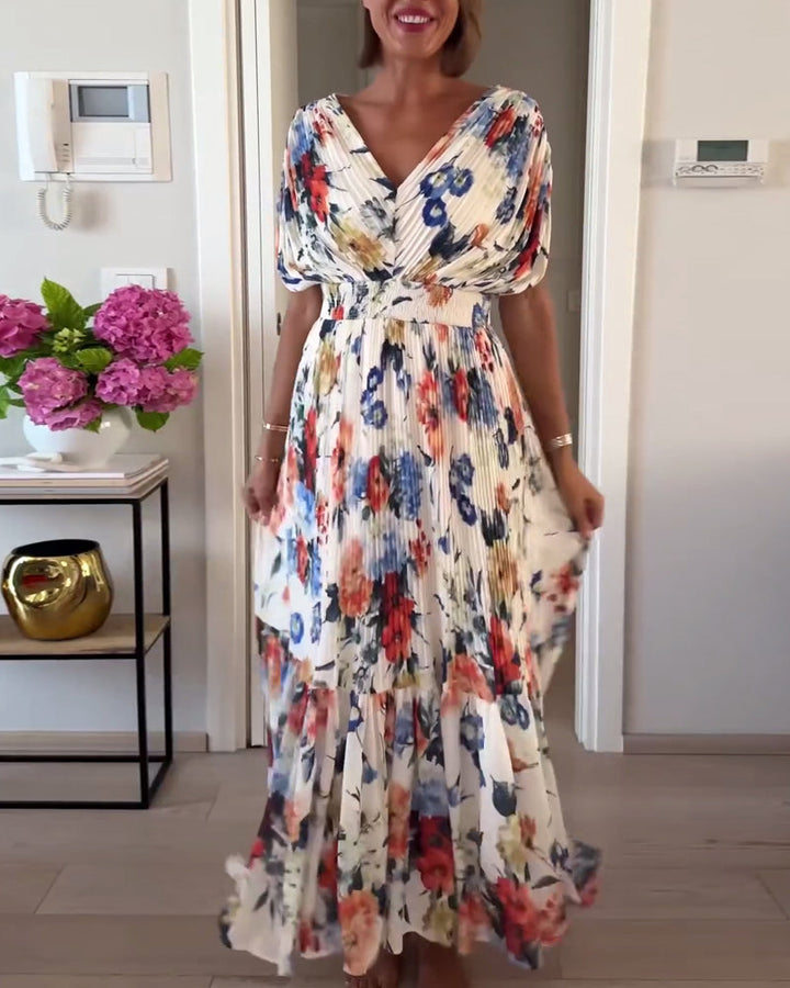 Wunderschönes Sommerkleid für Damen mit lebhaftem Blumenmuster. Ein vielseitiges Freizeitkleid im Sale.