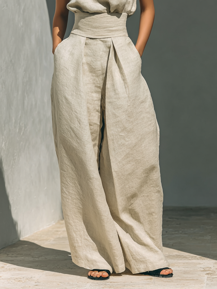 Schickes, einfarbiges Damen Set: ärmellose Bluse und weite Hosen, ideal für Business Casual oder Freizeitoutfits.