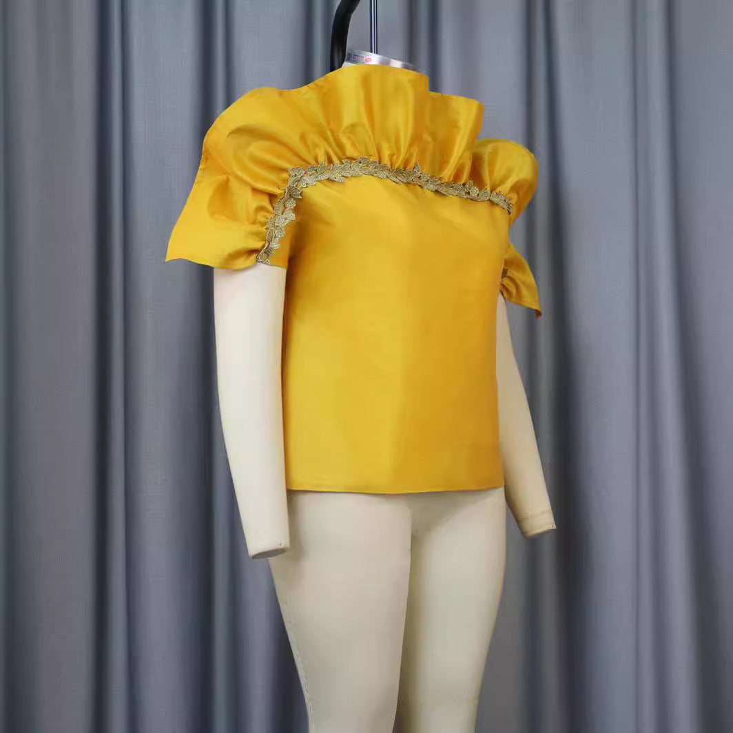 Detailaufnahme: Feiner Spitzenrand und elegante Puffärmel eines femininen Damen Blusenshirts. Perfekt für festliche Anlässe.