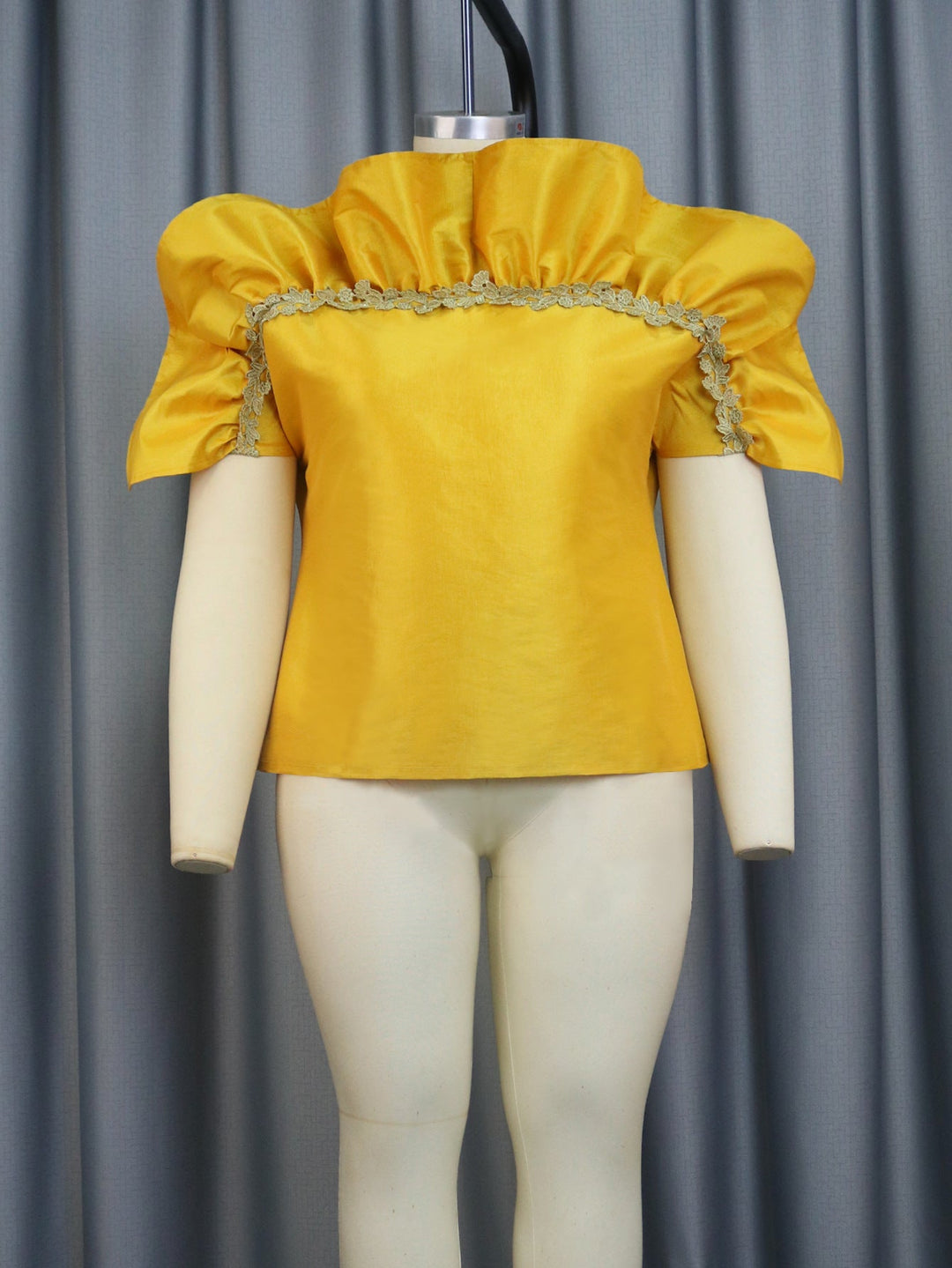 Modernes Damen Oberteil mit eleganten Puffärmeln und dezentem Spitzenrand. Ein bürotaugliches Oberteil für Sommertage.