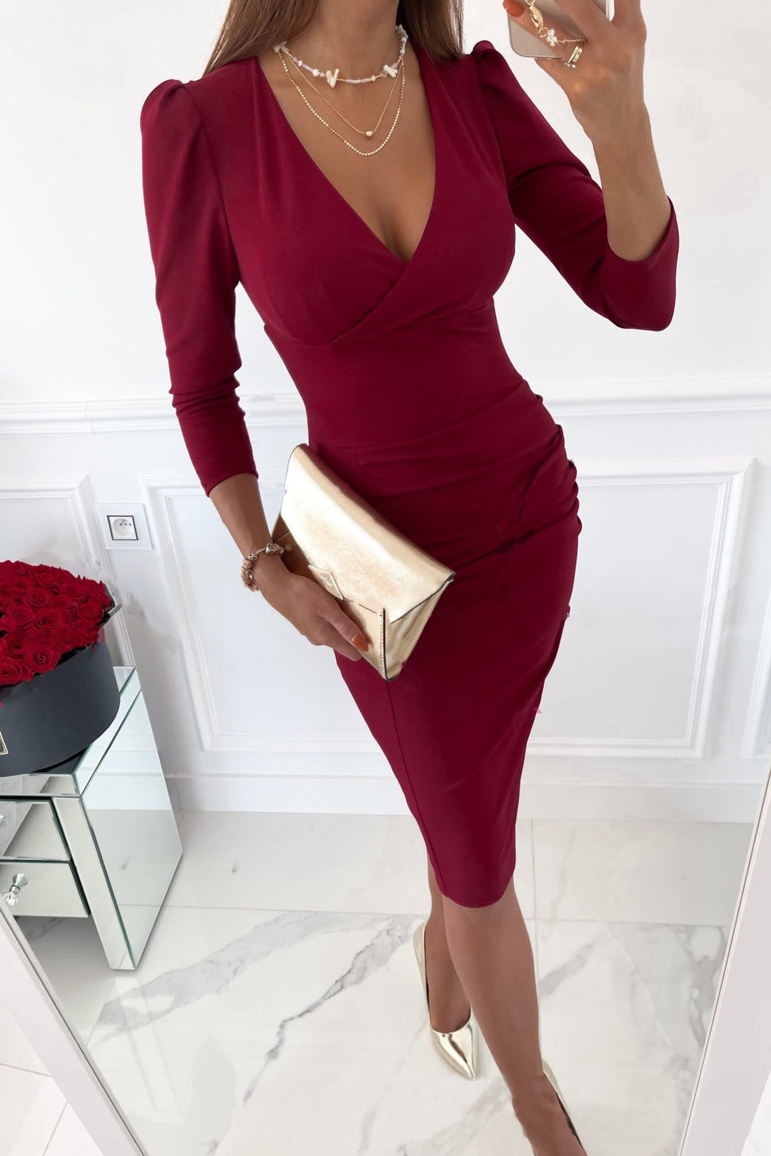 Modisches Bodycon Partykleid für Damen mit V-Ausschnitt & kurzen Ärmeln. Femininer & eleganter Look.