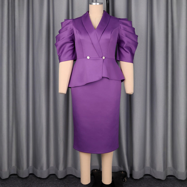 Festliches, modisches Damenkleid in Dunkellila mit Wickel-Design und femininen Puffärmeln für besondere Anlässe.