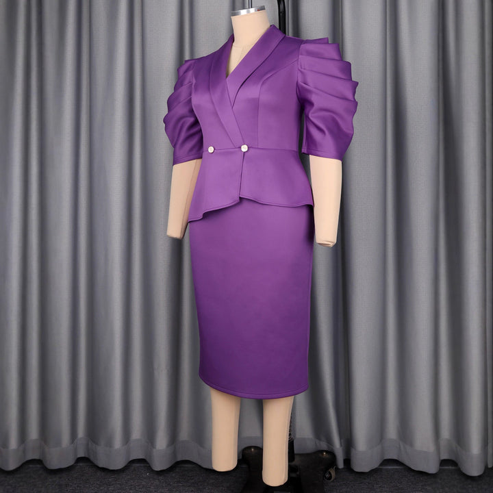 Stilvolles Business-Kleid für Frauen in Dunkellila, elegantem Wickelschnitt und modernen Puffärmeln.