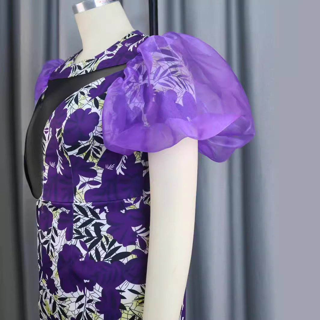 Hochwertiges Damenkleid, lila mit detailreichem Blumenmuster & eleganten Puffärmeln, ideal für Events.