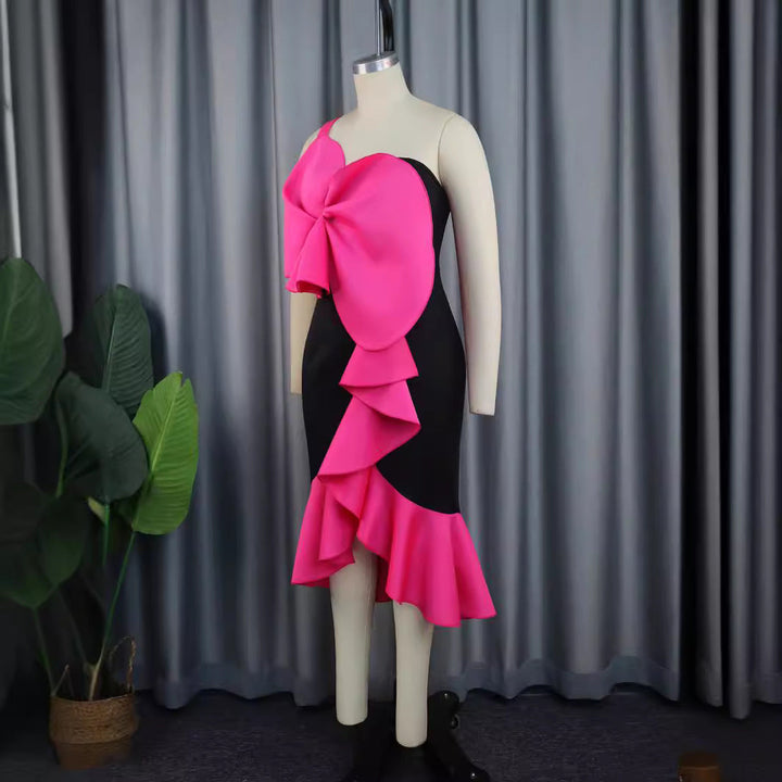 Feminines Partykleid in Magenta, schulterfrei mit modischer Schleife; ein elegantes Abendkleid für besondere Momente.