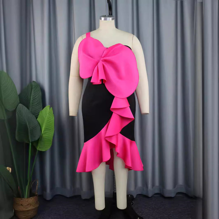 Modisches Damenkleid in Magenta mit asymmetrischem Schnitt und auffälliger Schleife; ideal als festliches Abendkleid.
