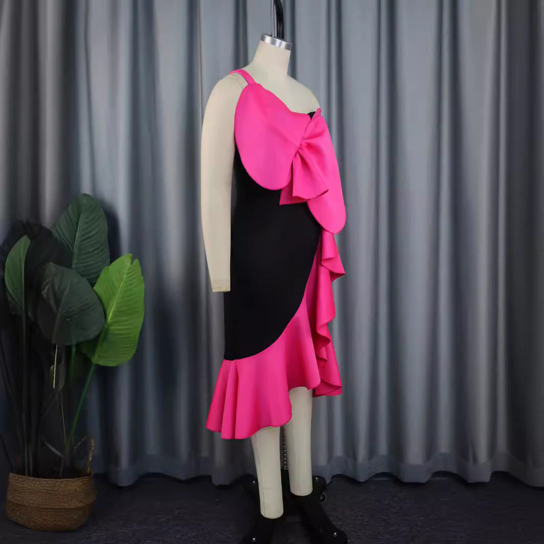 Modernes, elegantes Cocktailkleid in leuchtendem Magenta mit Schleifen-Detail; perfekt für besondere Anlässe.