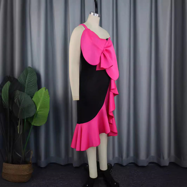 Modernes, elegantes Cocktailkleid in leuchtendem Magenta mit Schleifen-Detail; perfekt für besondere Anlässe.