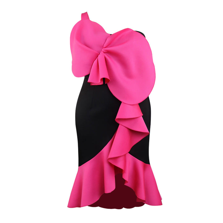 Feminines Abendkleid in Magenta mit auffälliger Schleife, ideal als festliches Partykleid für moderne Frauen.