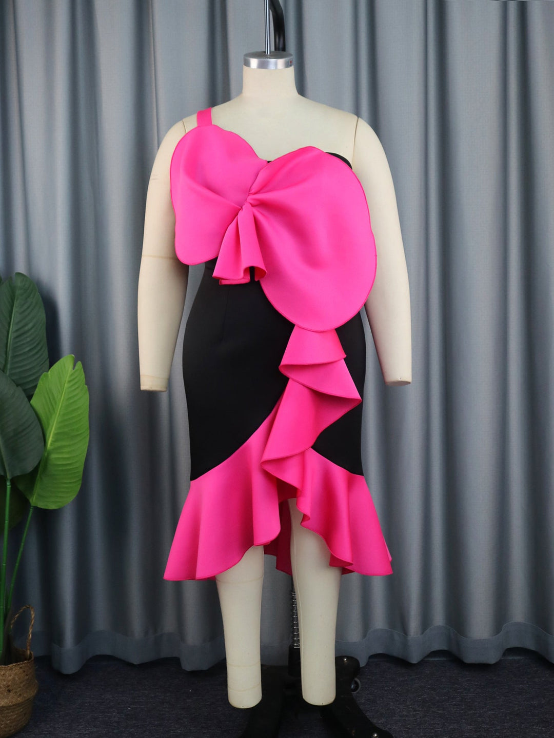 Stylisches Damen Cocktailkleid in Magenta mit markanter Schleife; ein modernes Design für unvergessliche Abende.