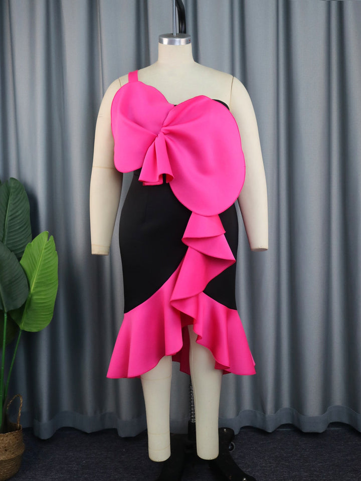 Stylisches Damen Cocktailkleid in Magenta mit markanter Schleife; ein modernes Design für unvergessliche Abende.