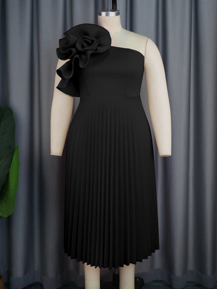 Damen-Kleid, festlich und elegant, mit auffälliger Blütenapplikation und Schalkragen, für Abendevents.