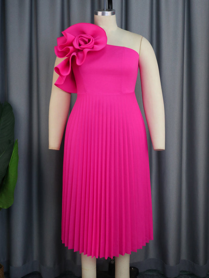 Glamouröses Damen-Abendkleid mit Blütenapplikation, Schalkragen und plissiertem Design für Events.