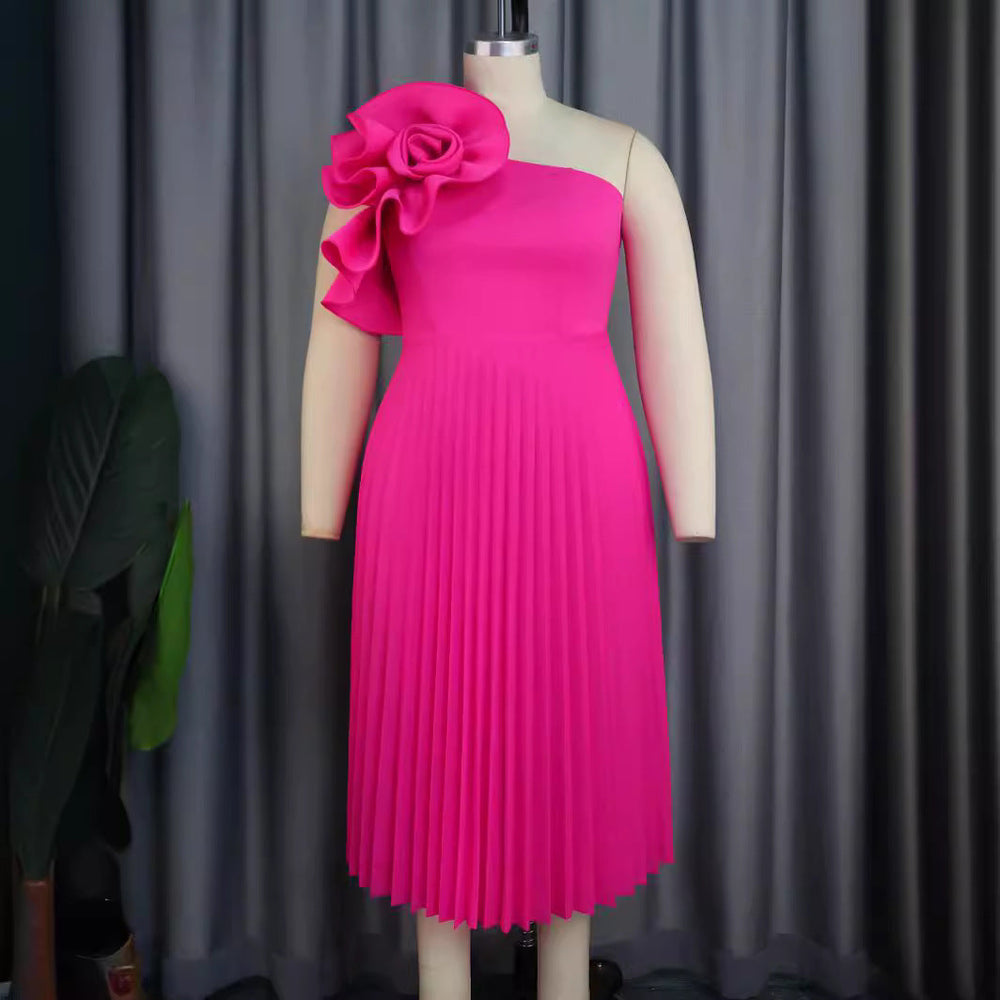 Plissiertes Abendkleid für Damen, elegant mit zarten Blütenapplikationen; ideal für besondere Feste.