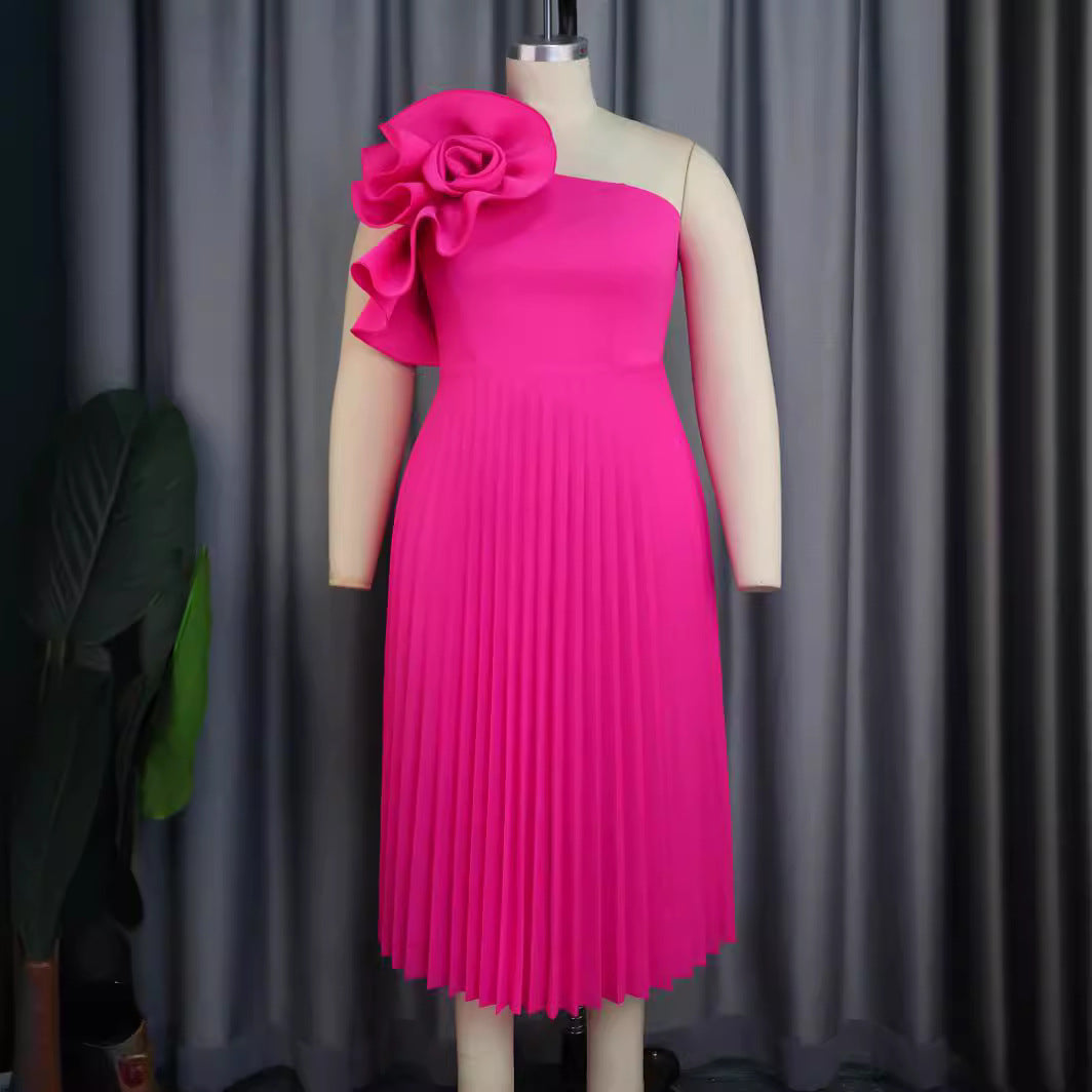 Plissiertes Abendkleid für Damen, elegant mit zarten Blütenapplikationen; ideal für besondere Feste.