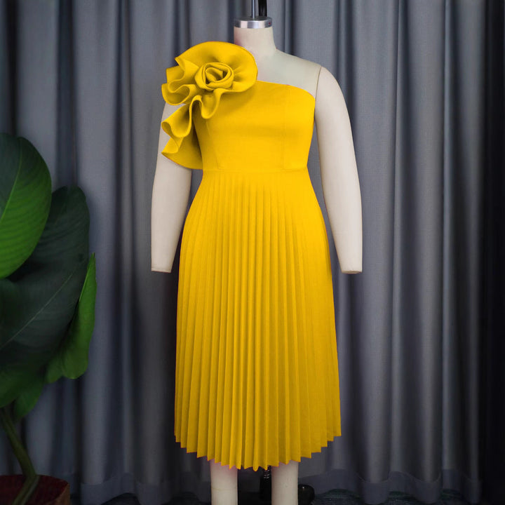 Exklusives Cocktailkleid in Damenmode mit auffälligen 3D-Blütenapplikationen und elegantem Schnitt.