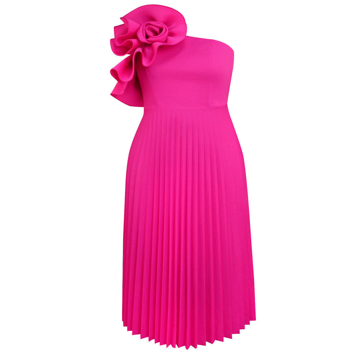 Schickes Damen-Abendkleid, plissiert, mit edlem Schalkragen und glamouröser Blütenverzierung.
