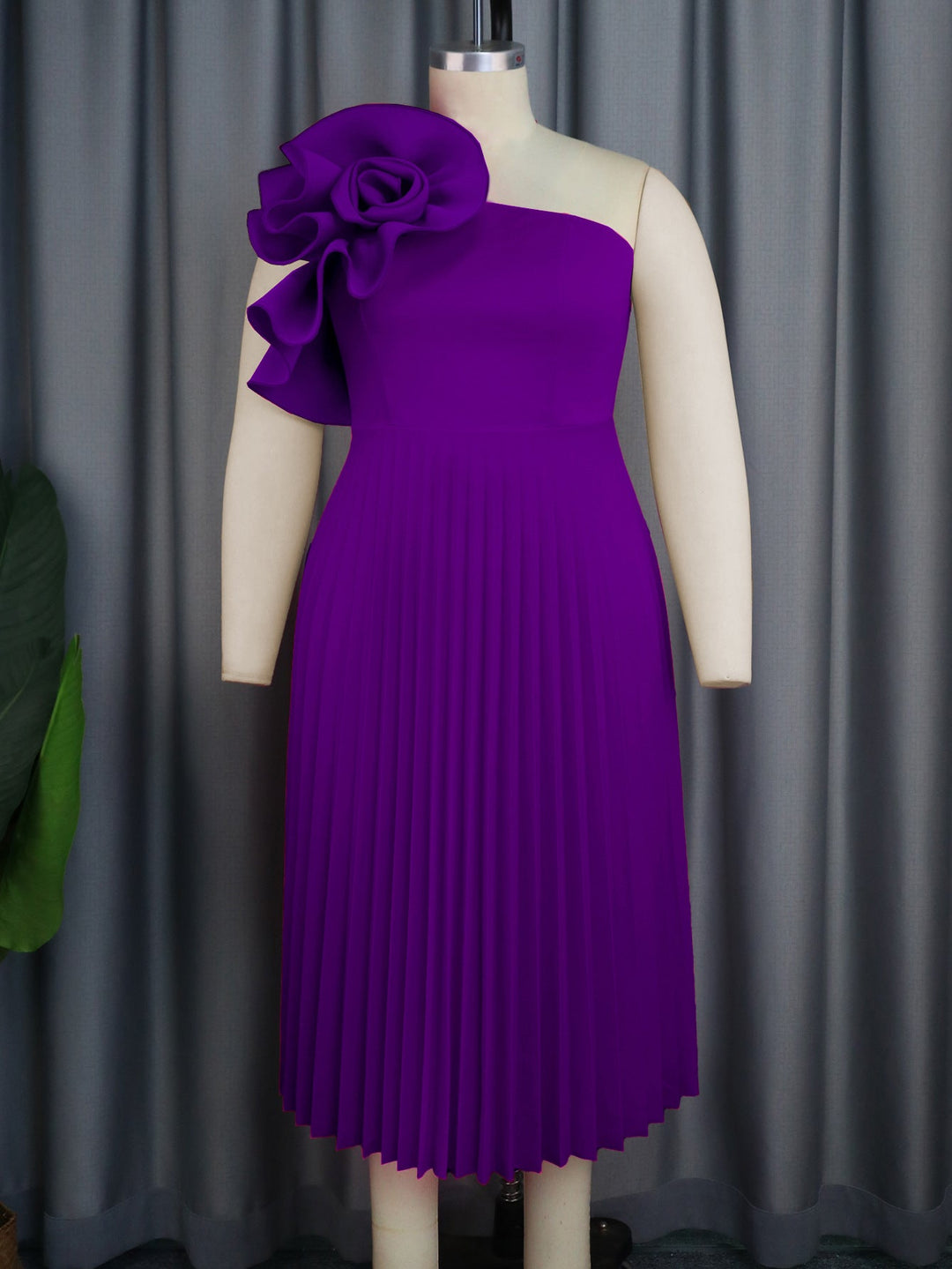Festliches Damen-Partykleid mit wunderschönen Blütenapplikationen, Schalkragen und plissiertem Rock.