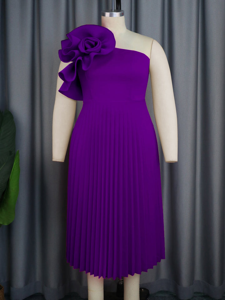 Festliches Damen-Partykleid mit wunderschönen Blütenapplikationen, Schalkragen und plissiertem Rock.