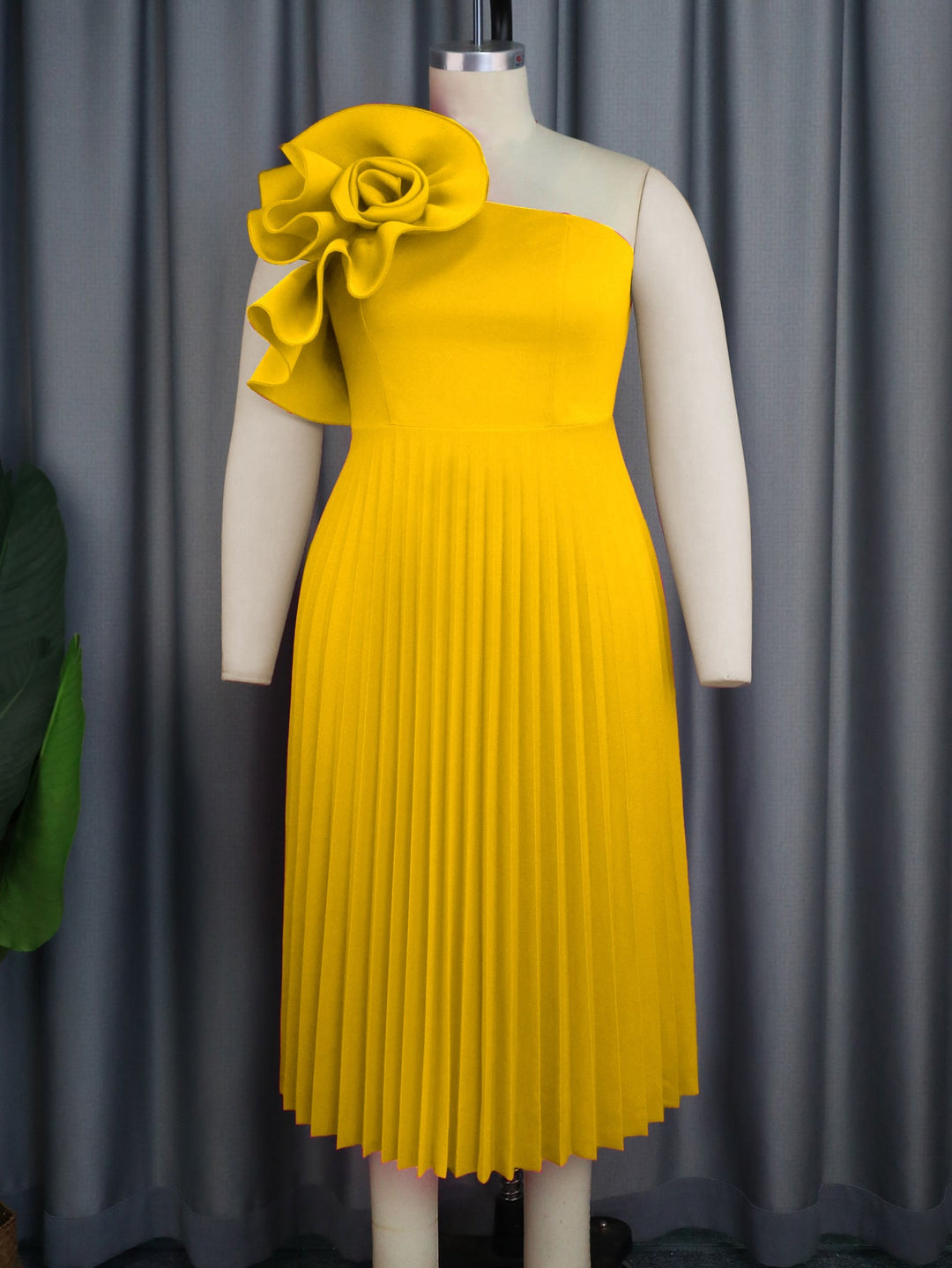 Elegantes Damenkleid für besondere Anlässe, mit auffälliger Blütenapplikation, plissiert und Schalkragen.