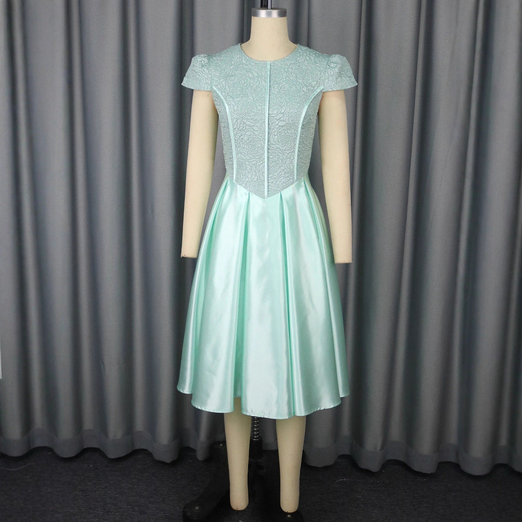 Chices Khaki Partykleid mit elegantem Spitzenoberteil und ausgestelltem Rock, ein stilvolles Damen Abendkleid.