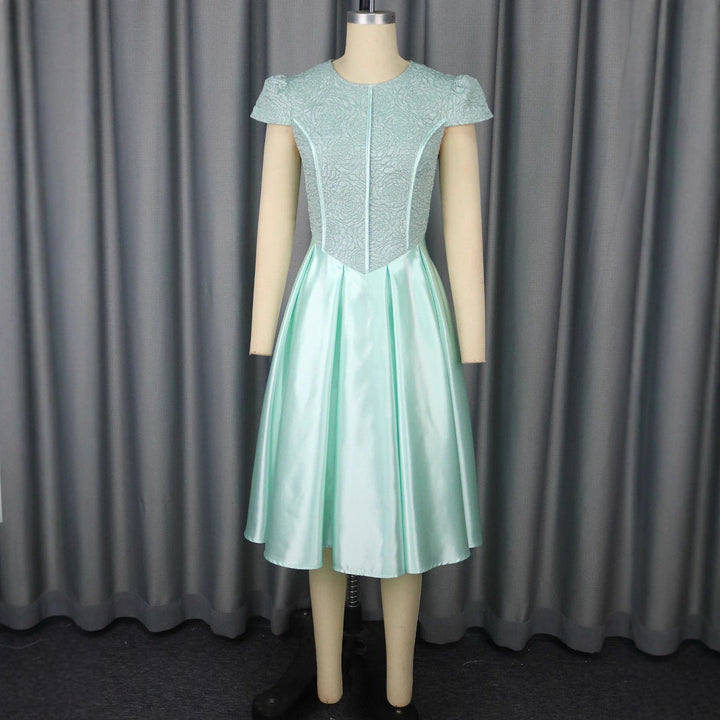 Chices Khaki Partykleid mit elegantem Spitzenoberteil und ausgestelltem Rock, ein stilvolles Damen Abendkleid.