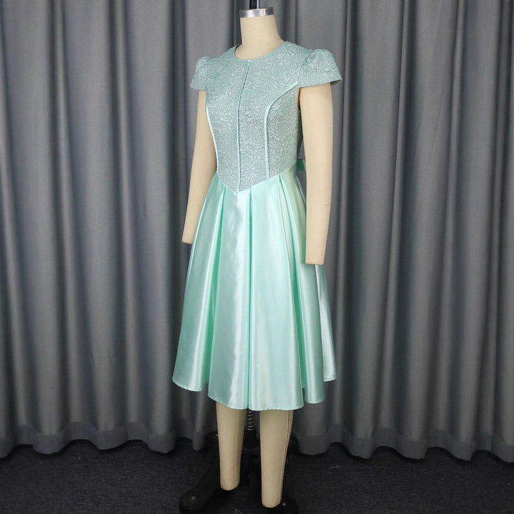 Damen Spitzenkleid mit filigraner floraler Spitze und weitem Rock, ein festliches Galakleid für besondere Events.