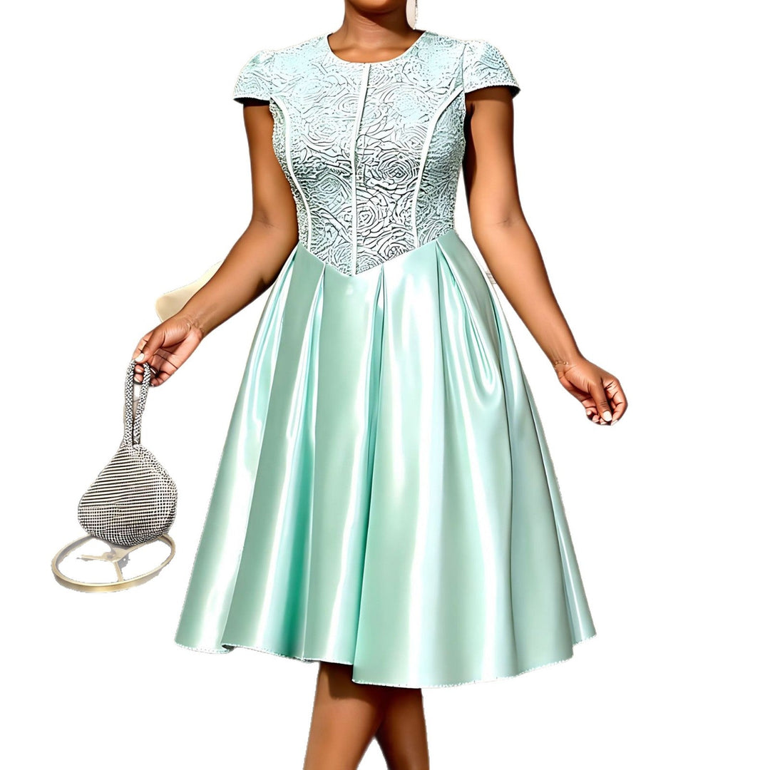 Hellgrünes Damen Abendkleid mit elegantem Spitzen-Oberteil und schwingendem A-Linien Rock für festliche Partys.