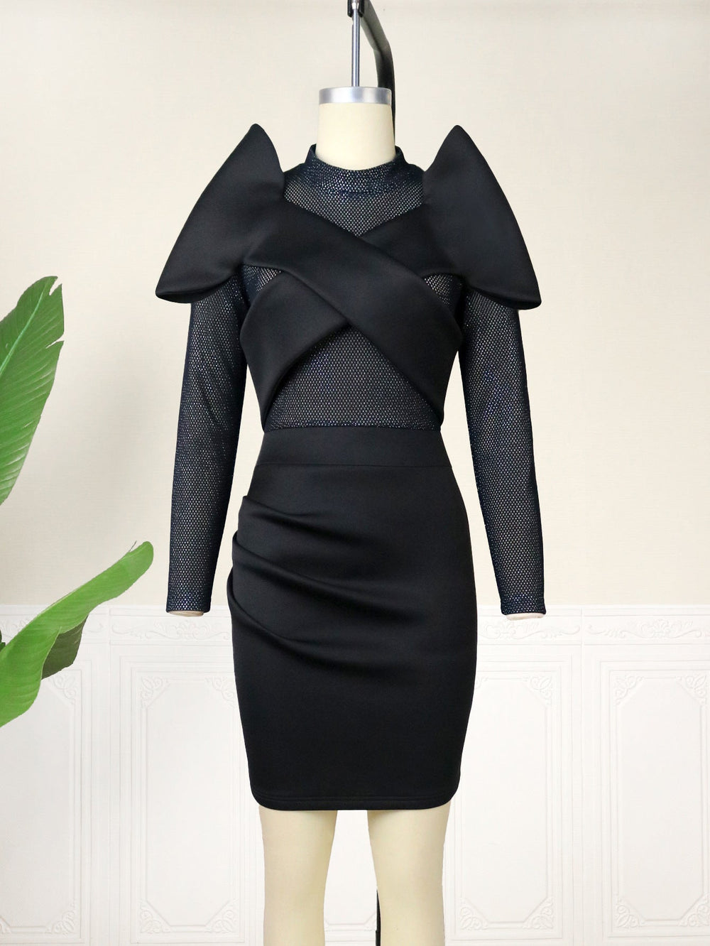 Figurbetontes Langarm-Abendkleid für Damen, mit eleganten Rüschen und modernem Schnitt für Partys.