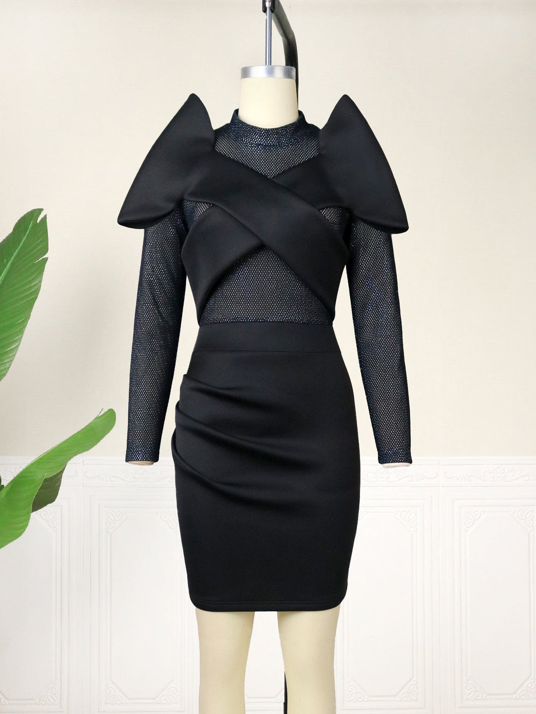 Figurbetontes Langarm-Abendkleid für Damen, mit eleganten Rüschen und modernem Schnitt für Partys.