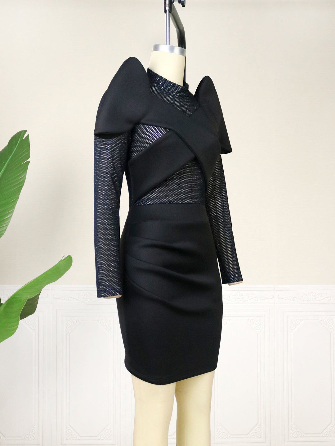 Festliches Damenkleid mit figurbetontem Schnitt und raffinierten Rüschendetails, perfekt als Cocktailkleid.