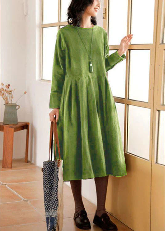 Stilvolles Damen Herbstkleid Emilia aus Cord. Vielseitiges Winterkleid mit Ausschnitt, ideal als elegantes Freizeitkleid.