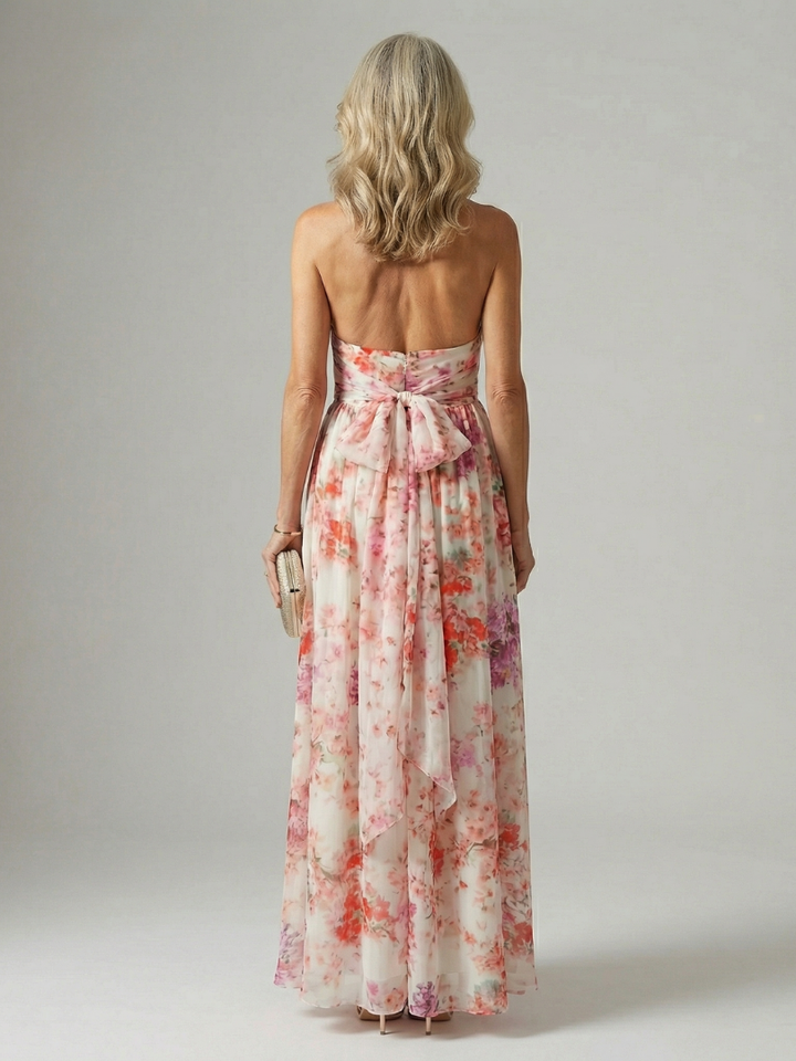 Damen Halter Maxikleid mit stilvollem Blumenmuster. Ein elegantes und bequemes Freizeitkleid für warme Tage.