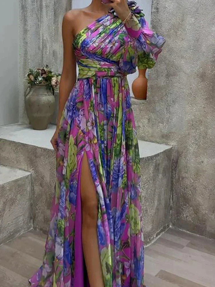 Lila gemustertes, einärmeliges Abendkleid für Damen mit elegantem Beinschlitz, ideal als Party- oder Sommerkleid.