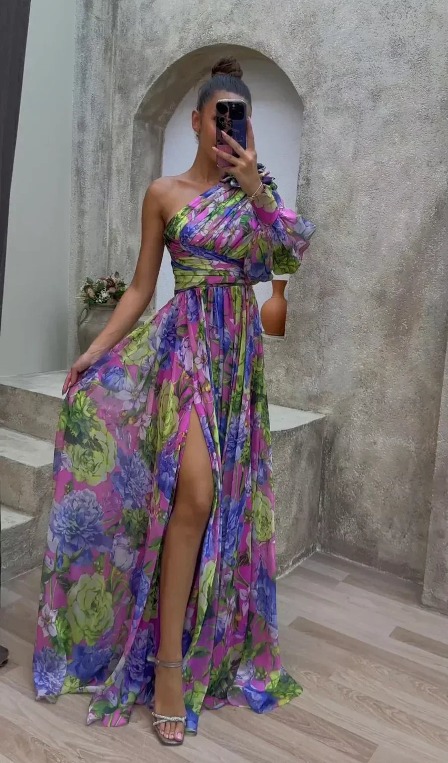 Elegantes Damen Ein-Schulter-Maxikleid für sommerliche Anlässe, fließend und festlich.