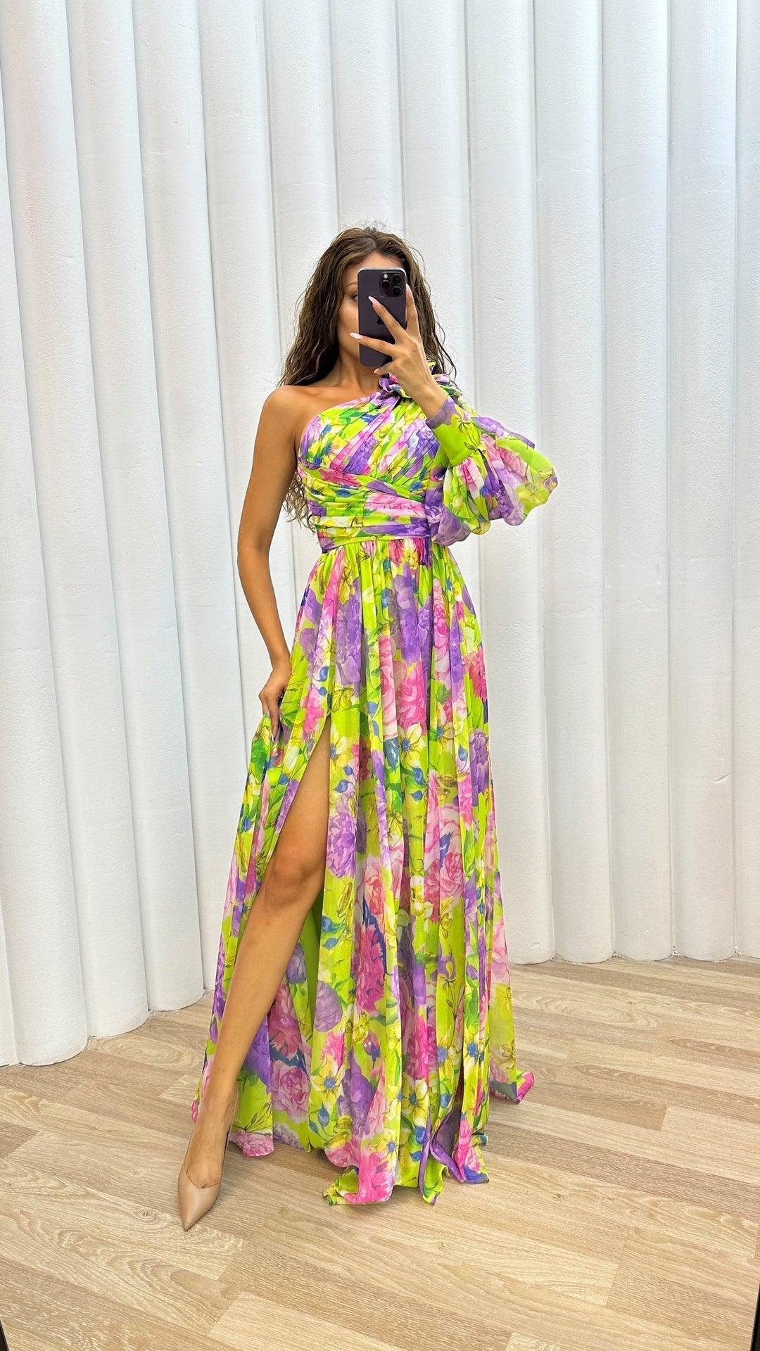Elegantes, bequemes Ein-Schulter-Maxikleid für Damen, leicht und sommerlich, ideal für festliche Anlässe.