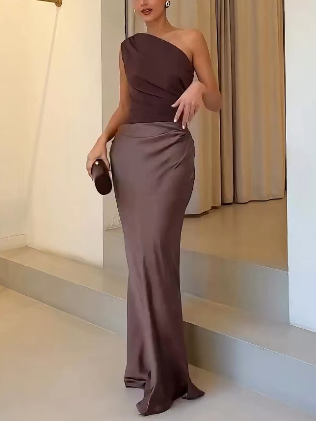 Glamouröses Ein-Schulter-Damenkleid, bodenlang und faltenreich, ein Hingucker auf jeder festlichen Veranstaltung.