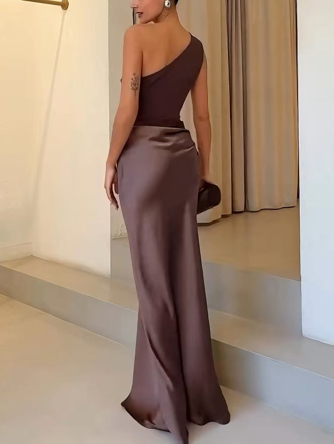 Schickes Damen-Partykleid mit Ein-Schulter-Detail, langes Design und elegante Drapierung für eine schmale Silhouette.