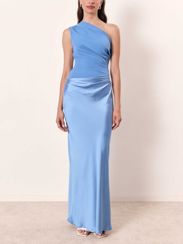 Trendiges Ein-Schulter-Abendkleid für Damen, bodenlang, mit schmeichelnden Falten für eine elegante Erscheinung.