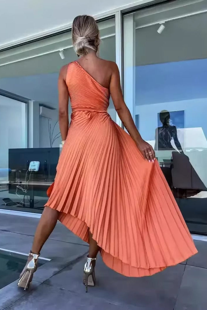 Schickes Einschulter Cocktailkleid für Damen mit elegantem Faltenrock. Ideal als Abendkleid oder Partykleid.