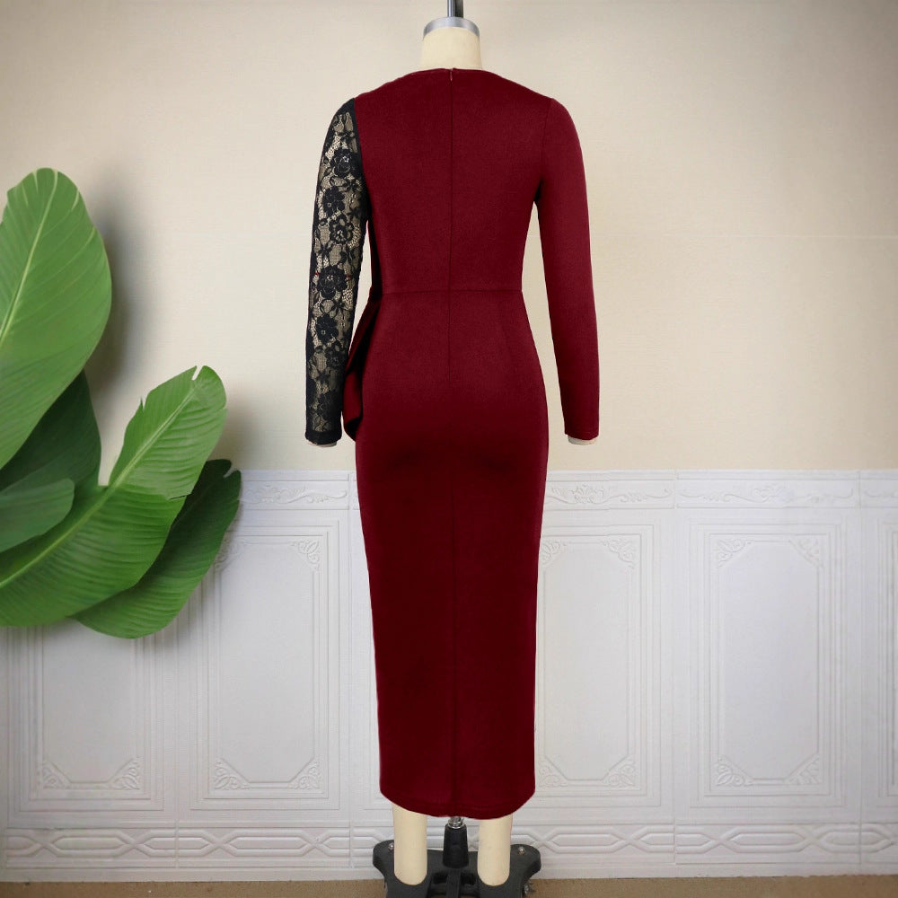 Schlankes Damen Etuikleid mit drapiertem Rock und transparenten Spitzenärmeln für eine stilvolle, feminine Silhouette.
