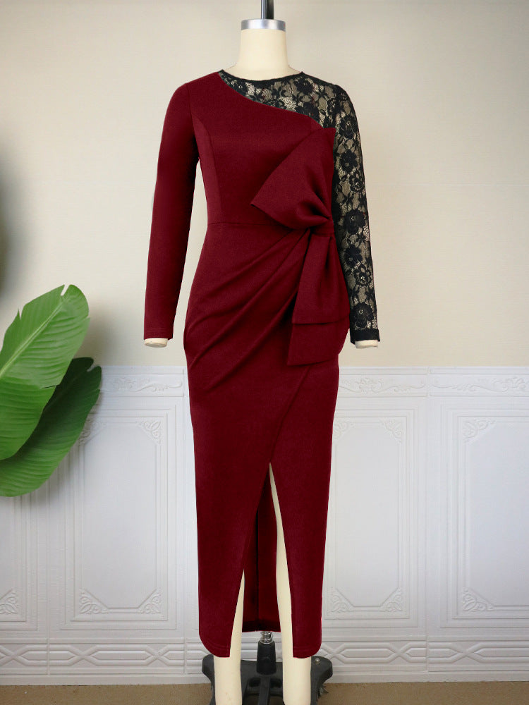 Damen Etuikleid mit halblangen Spitzenärmeln und seitlicher Drapierung, ein modernes Drapierkleid für besondere Anlässe.