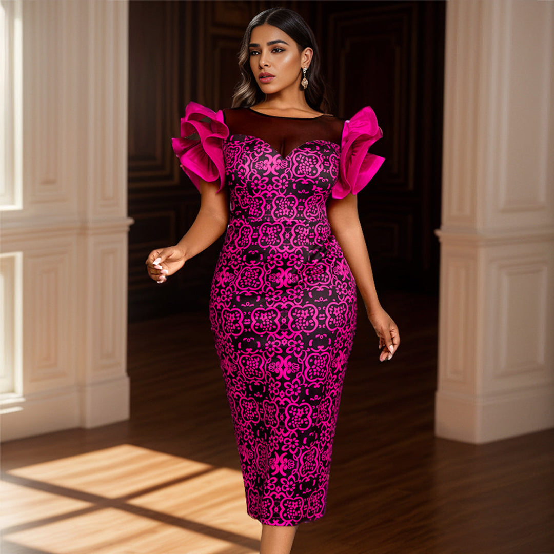 Elegantes Damen Etuikleid in Magenta mit floralem Muster und stilvollen Puffärmeln, perfekt für festliche Anlässe.