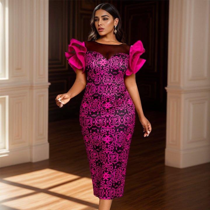 Elegantes Damen Etuikleid in Magenta mit floralem Muster und stilvollen Puffärmeln, perfekt für festliche Anlässe.