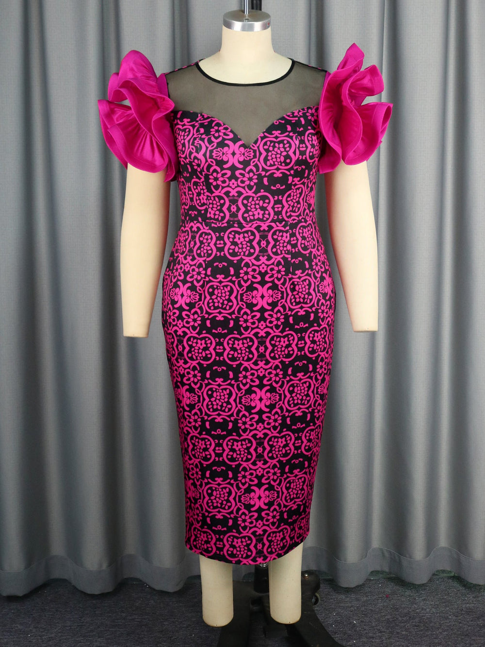 Festliches Cocktailkleid für Damen, magenta, mit zartem Blumenmuster und modischen Puffärmeln für besondere Anlässe.