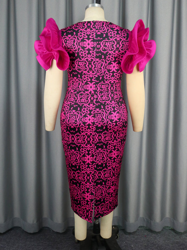 Damen Etuikleid in leuchtendem Magenta mit floralem Muster, kurzen Puffärmeln und elegantem Schnitt für Abendmode.